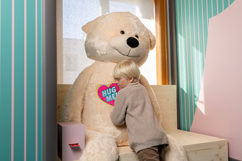 Das Spielzeug Welten Museum Basel startet am Samstag, 28. Februar 2026, die Sonderausstellung «Teddy – Von Legende bis Lifestyle».